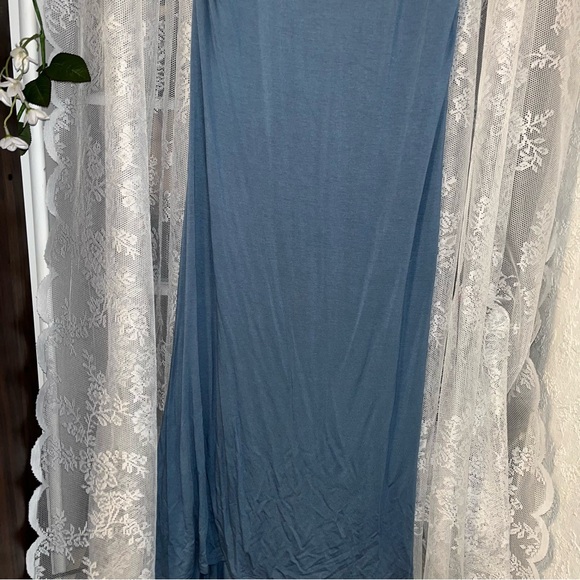 Motherhood Maternity Maxi Off-Shoulder Long Sleeve Train Photoshoot Dress - Picture 4 of 11